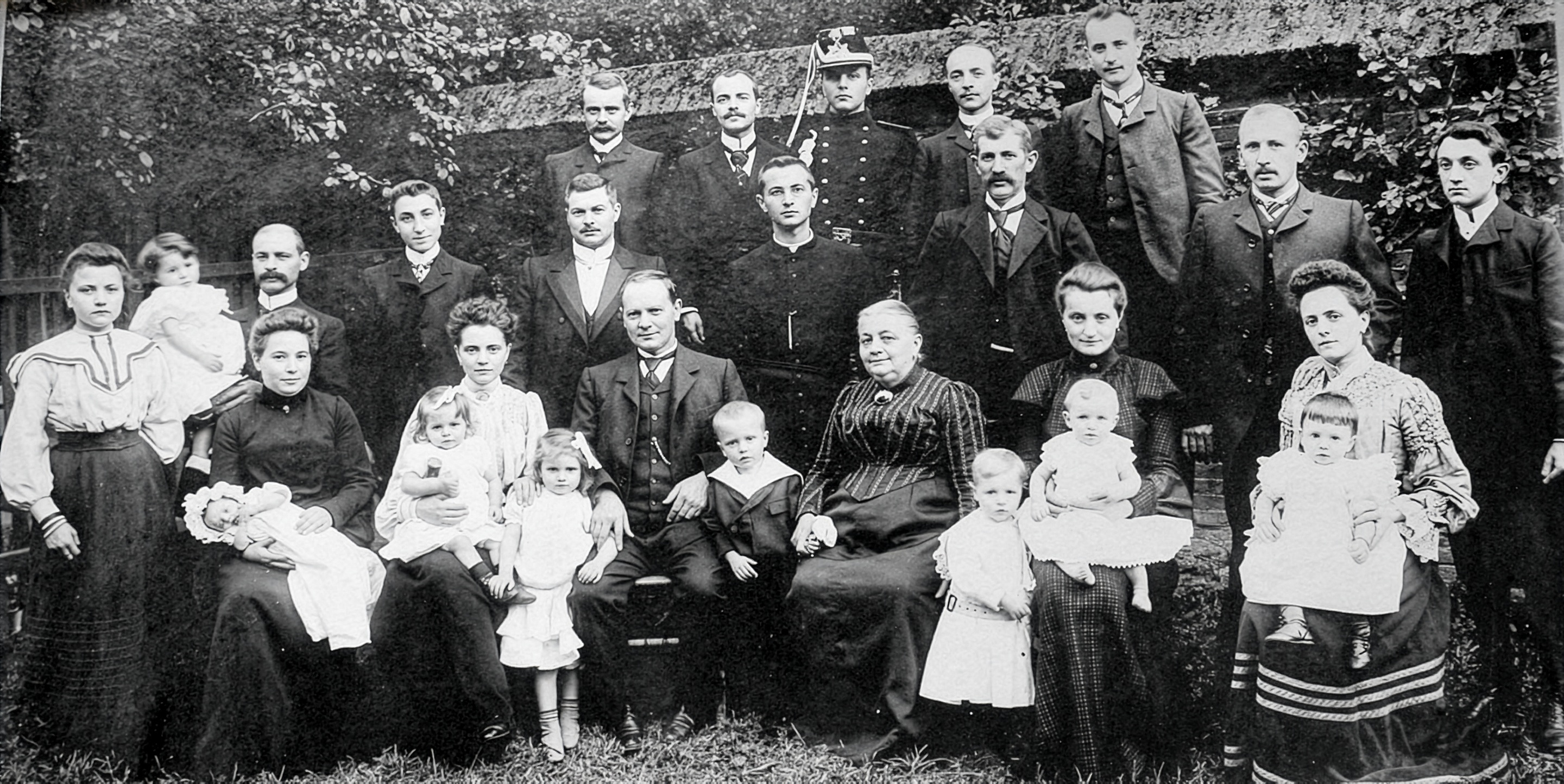 Groepsfoto van Leandre en Anna met kinderen en kleinkinderen