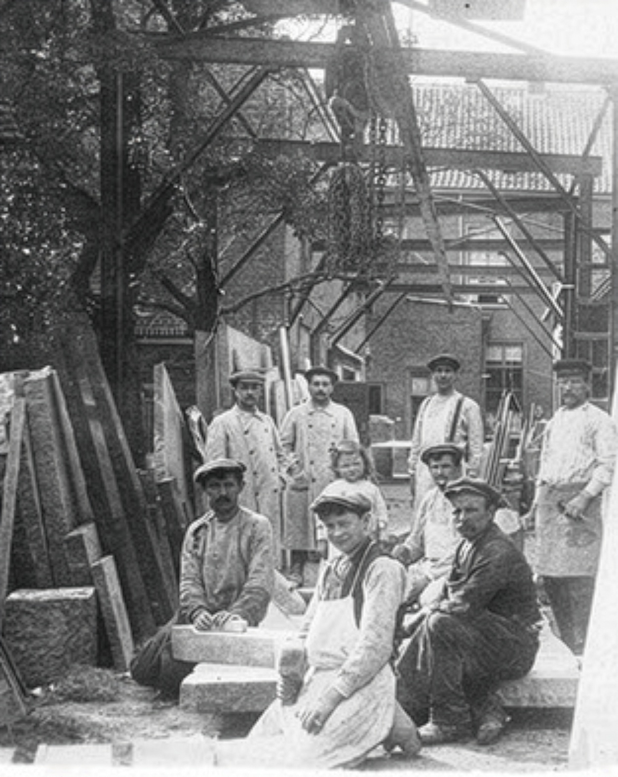  foto van werknemers van de steenhouwerij